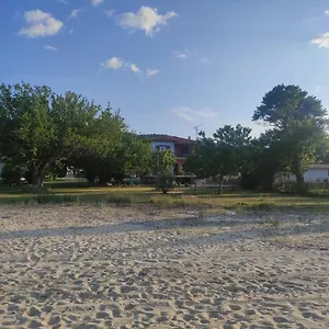 Bright, Beachfront With Free Parking And Garden Case de vacanță